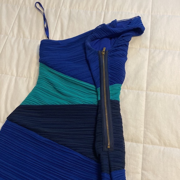 BCBGMAXAZRIA Size XS one shoulder cocktail dress. Used once. Colors are vibrant - Picture 7 of 12